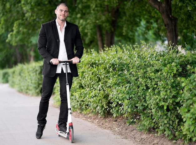 Actieve zakenman graag scooter buiten rijden