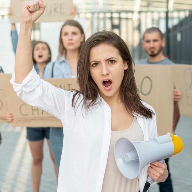 Activisten demonstreren samen voor vrede