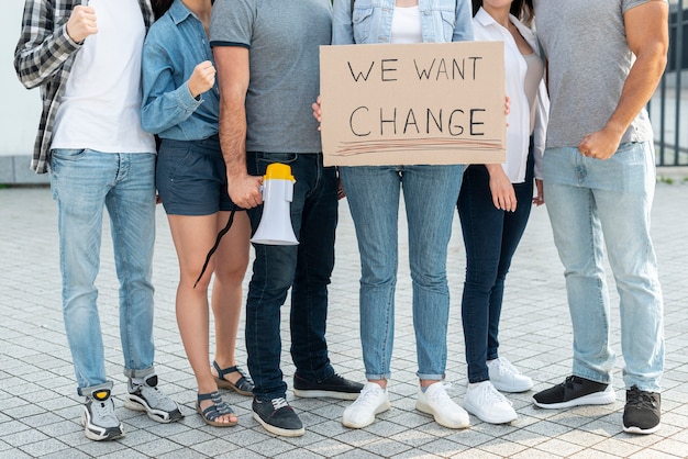 Activisten staan samen voor demonstratie