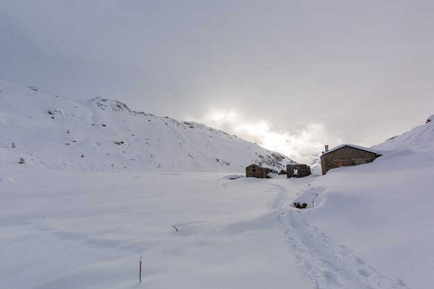 Adembenemend bergachtig landschap bedekt met prachtige witte sneeuw in Sainte Foy, Franse Alpen