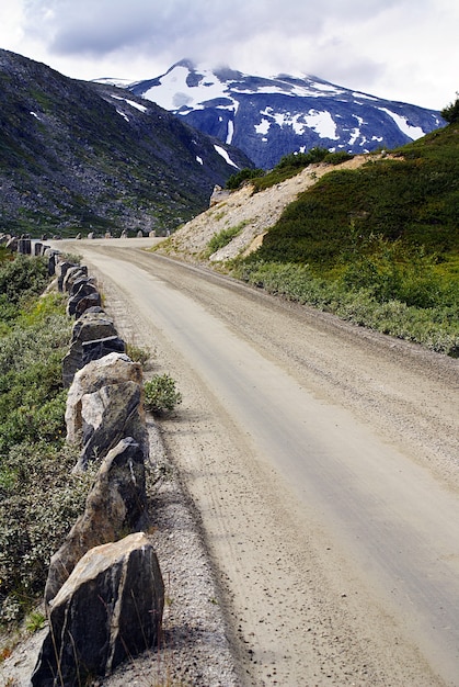 Gratis foto adembenemend landschap van de atlanterhavsveien - atlantic ocean road onder een bewolkte hemel in noorwegen