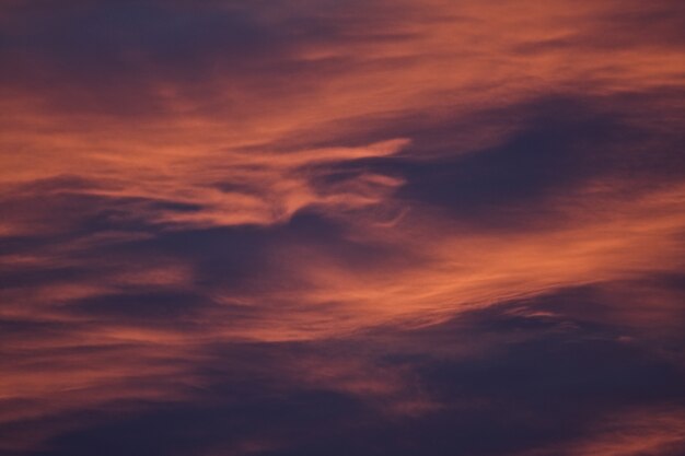 Adembenemend landschap van de schilderachtige kleurrijke lucht