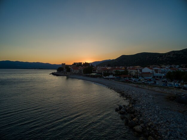Adembenemend schot van de zon die over het strand in Samos, Griekenland toeneemt
