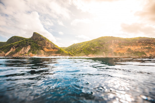 Adembenemend uitzicht op de oceaan en de kliffen bedekt met planten gevangen in Lombok, Indonesië