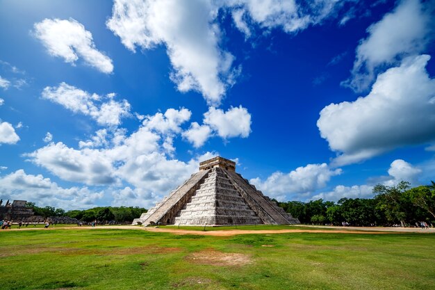 Adembenemend uitzicht op de piramide in de archeologische vindplaats Chichen Itza in Yucatan, Mexico