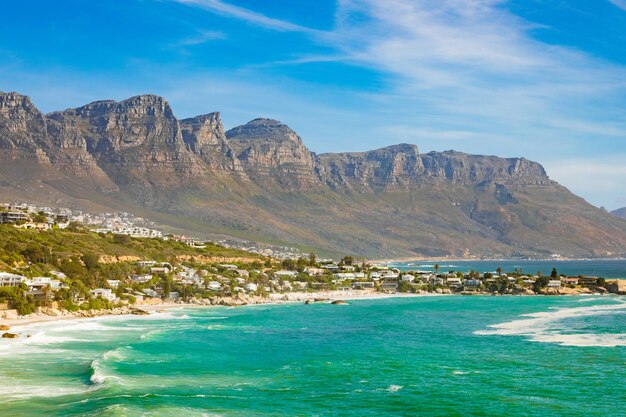 Adembenemend uitzicht op de rotswanden van de oceaan in Kaapstad, Zuid-Afrika