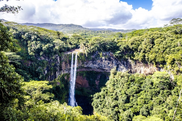 Adembenemende hoge hoek opname van de Chamarel waterval in Mauritius