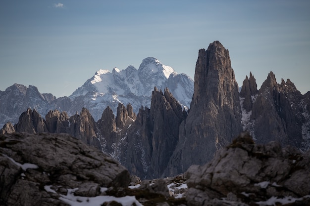 Adembenemende opname van de besneeuwde bergketen van de Cadini di Misurina in de Italiaanse Alpen