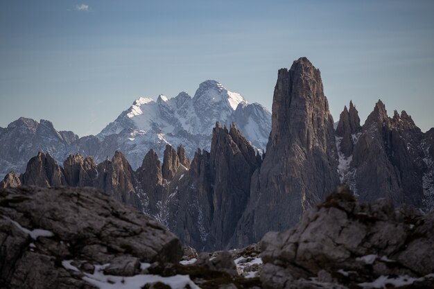 Adembenemende opname van de besneeuwde bergketen van de Cadini di Misurina in de Italiaanse Alpen