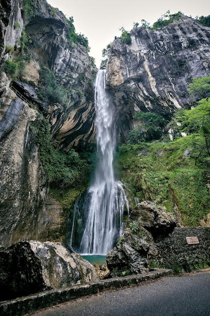 Adembenemende opname van de Saut du Loup-watervallen, vastgelegd in Frankrijk