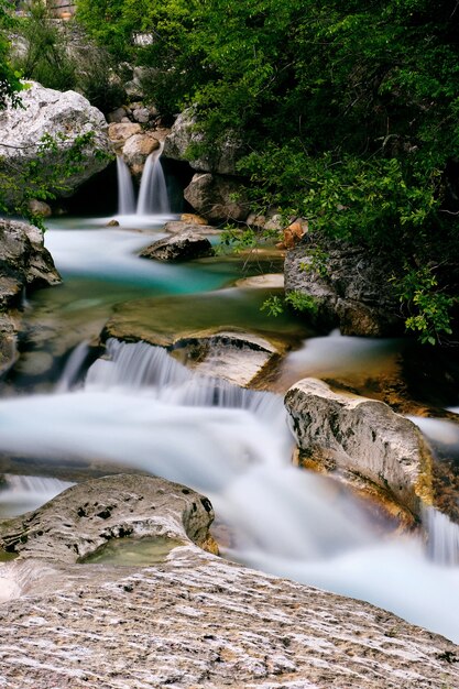 Adembenemende opname van de Saut du Loup-watervallen, vastgelegd in Frankrijk