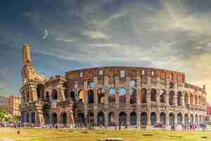 Gratis foto adembenemende opname van het amfitheater van het colosseum in rome, italië