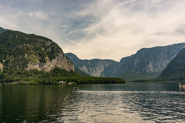 Adembenemende opname van het meer tussen de bergen, vastgelegd in Hallstatt, Oostenrijk