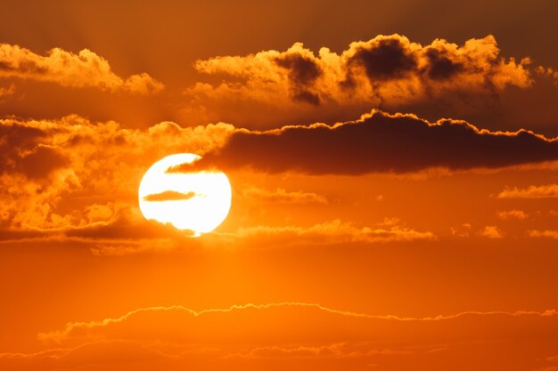 Adembenemende zonsondergang in de avond