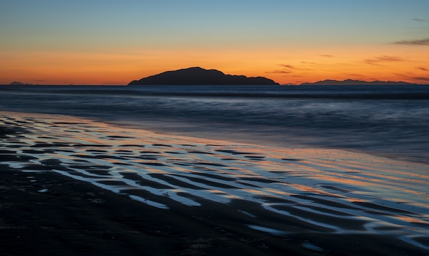 Adembenemende zonsondergang op Otaki Beach aan de Kapiti Coast op het Noordereiland van Nieuw-Zeeland