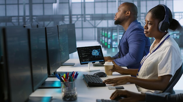 Administrator in een datacentrum die koffie drinkt en AI-systemen implementeert