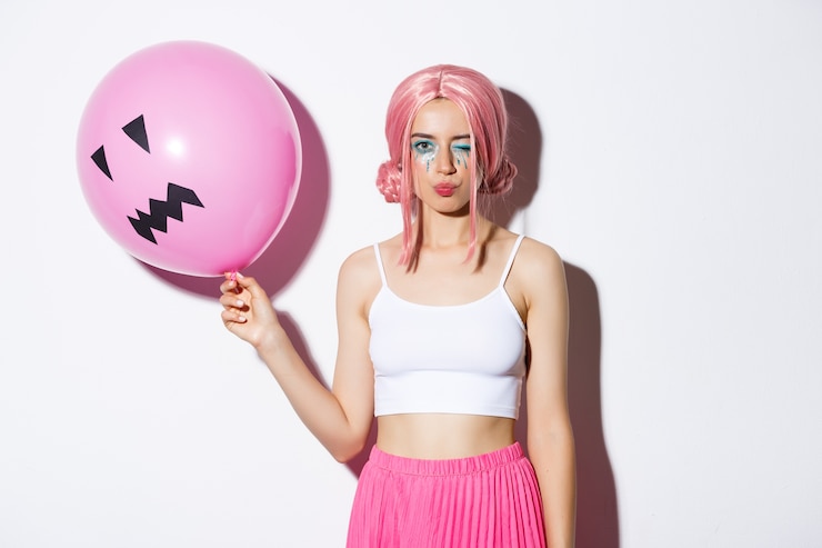 Gratis Foto afbeelding van brutaal mooi meisje met roze pruik en lichte make-up, ballon houden op feestje, knipogen en koket kijken, vakantie vieren.