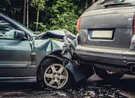 Gratis foto afbeelding van een auto-ongeluk met twee auto's.