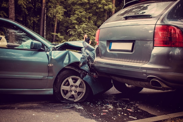Afbeelding van een auto-ongeluk met twee auto's.