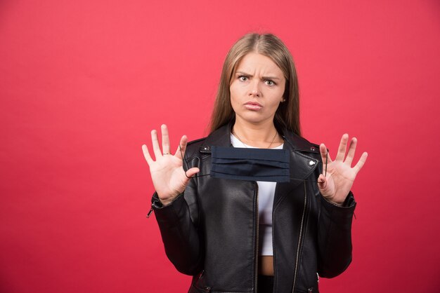 Afbeelding van een jonge vrouw beschermend masker opstijgen