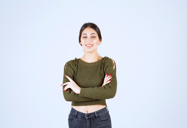 Afbeelding van een jonge vrouw die lacht op een witte achtergrond.