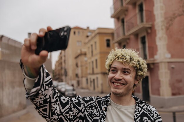 Afbeelding van een positieve man die lacht op smartphone