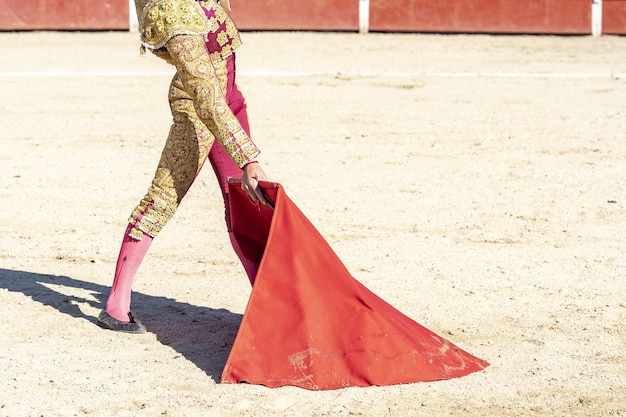 Gratis foto afbeelding van een stierenvechter of matador in traditionele kleding en rode stof