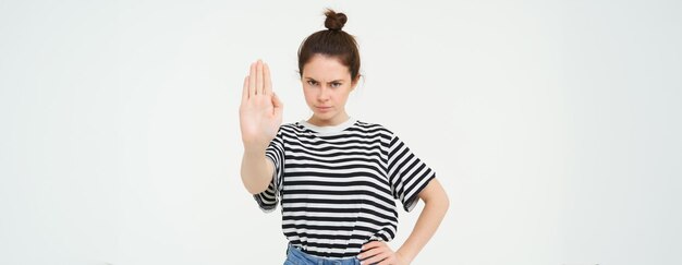 Gratis foto afbeelding van een vrouw die fronst en de ene handpalm stopt met een gebaar van afkeuring en afwijzing dat iets verbiedt