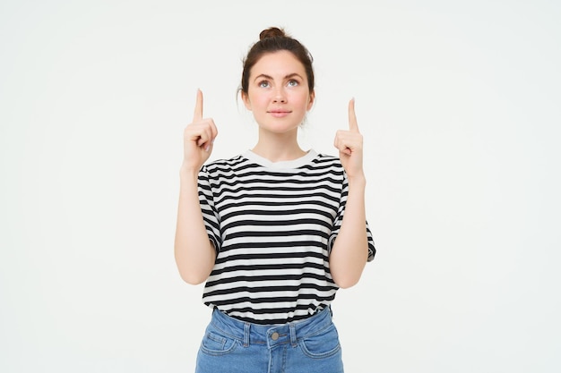 Gratis foto afbeelding van een vrouw die naar boven kijkt en naar boven wijst en een banner op de top leest met een advertentie erboven.