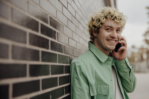 Afbeelding van lachende man die aan de telefoon praat