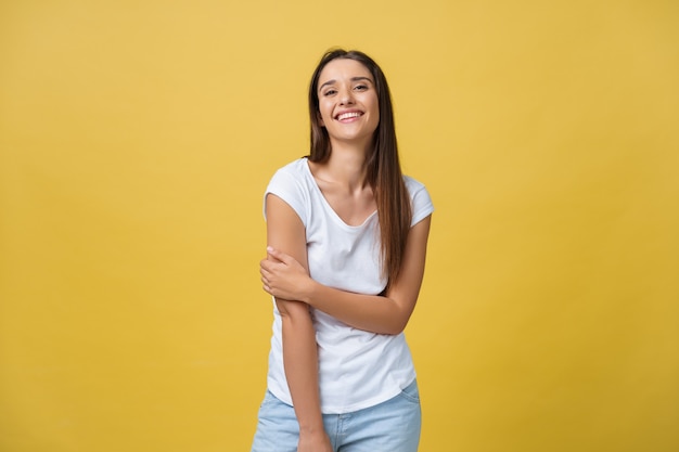 Afbeelding van opgewonden jonge vrouw staande geïsoleerd over gele achtergrond. Camera kijken.