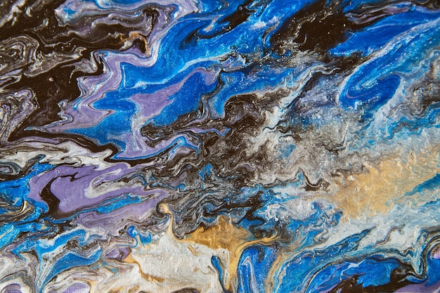 Afbeelding van textuur van canvas schilderij met acryl gieten met blauw, zwart, paars en goud