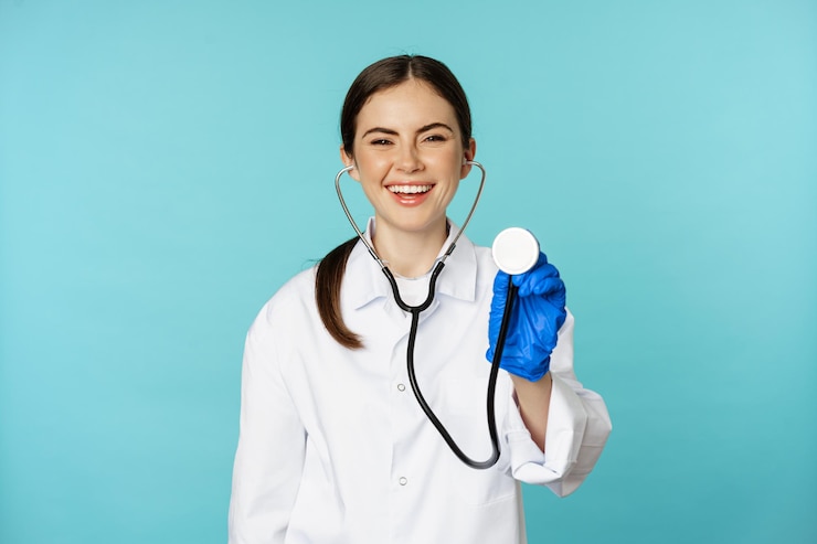 Gratis Foto afbeelding van vrouwelijke arts die de longen van de patiënt luistert met een stethoscoop die medische controle doet in de kliniek...