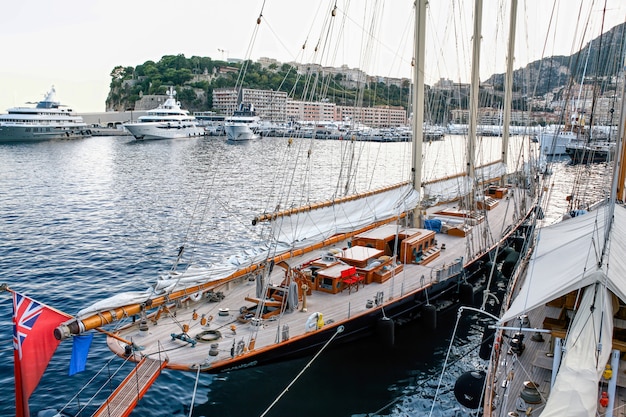Afgemeerd oud schip in Monaco