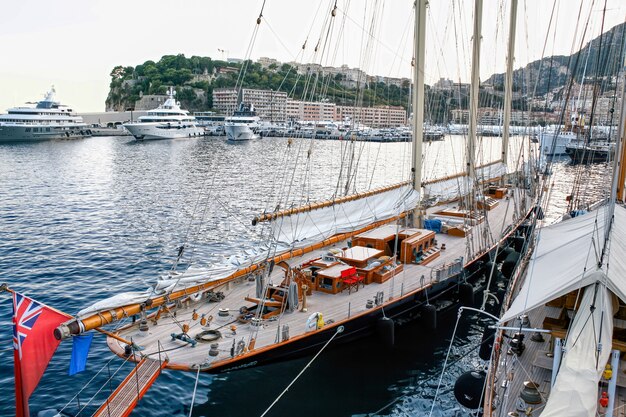 Afgemeerd oud schip in Monaco