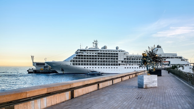 Gratis foto afgemeerd schip in de zeehaven van monaco