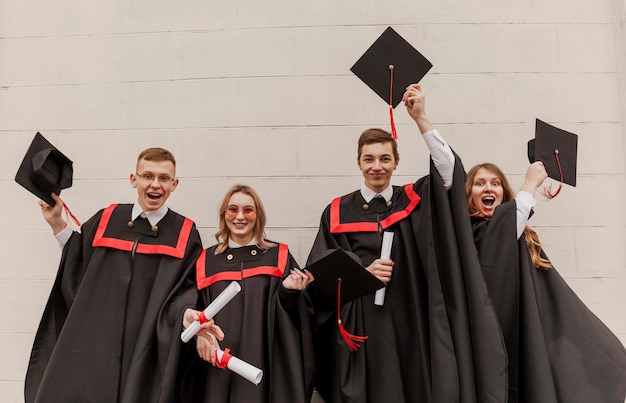 Gratis foto afgestudeerde studenten met een lage hoek