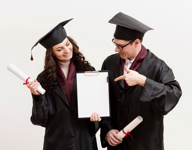 Afgestudeerde studenten met klembord