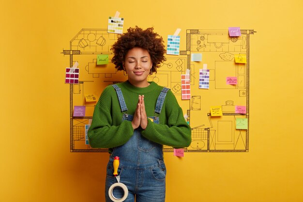 African American klaar voor het maken van renovatie van huis