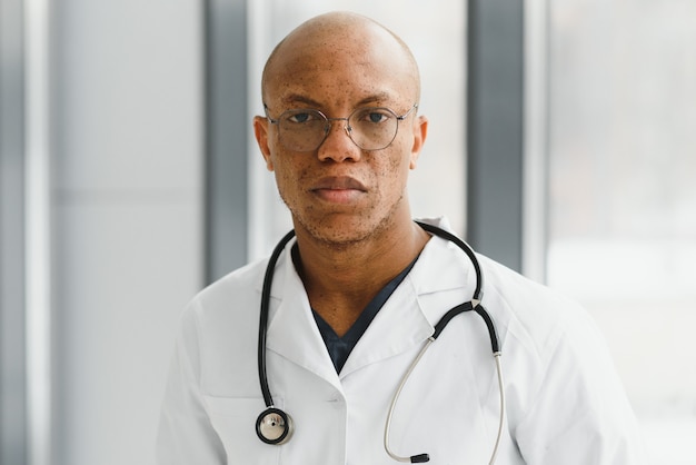African american man mannelijke ziekenhuis arts in witte jas met een stethoscoop