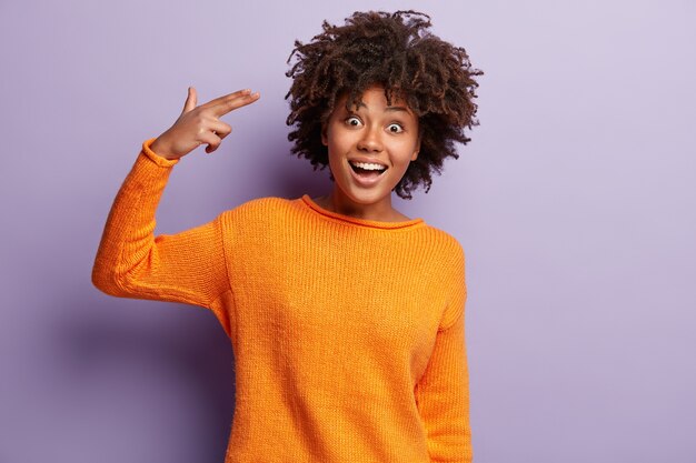 African American vrouw in oranje trui