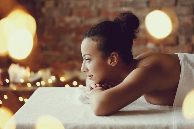 African American vrouw ontvangt een ontspannende massage in de spa