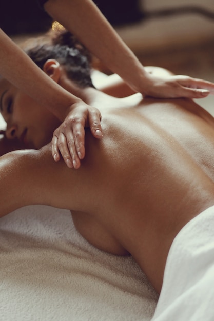 African American vrouw ontvangt een ontspannende massage in de spa