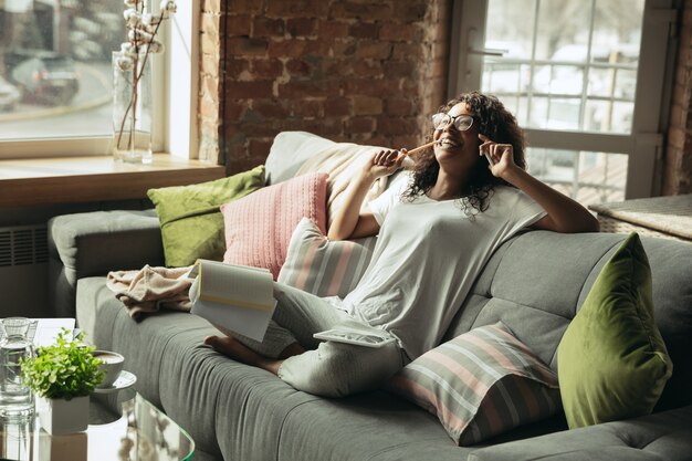 Africanamerican vrouw freelancer tijdens het werk in het kantoor aan huis tijdens de quarantaine