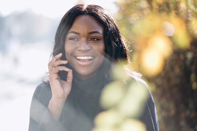 Afrikaans Amerikaans vrouw het glimlachen portret