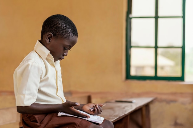 Afrikaans kind dat in de klas leert