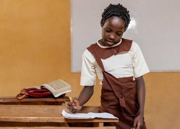 Gratis foto afrikaans kind dat in de klas leert