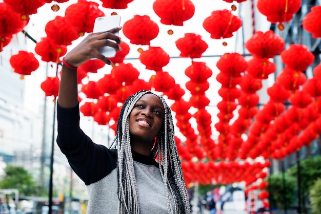 Afrikaanse afdaling vrouw selfies met rode lamp