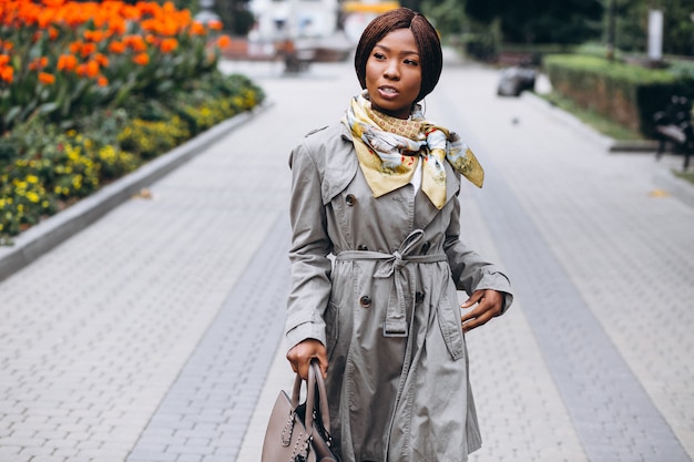 Afrikaanse Amerikaanse bedrijfsvrouw in de straat
