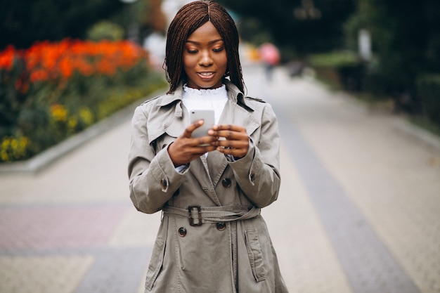 Afrikaanse amerikaanse en kaukasische vrouwen die telefoon met behulp van